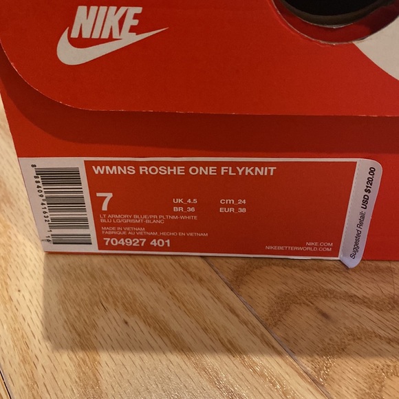 Nike Women’s Roshe One Flyknit - Picture 2 of 7